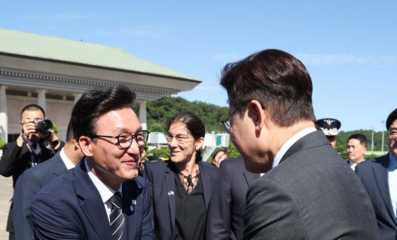 김민석 대표와 인사하는 이재명 대통령