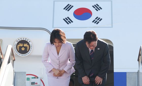 이재명 대통령, 프랑스 국빈방문 위해 출국