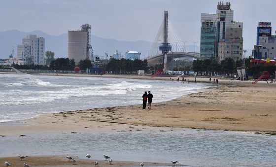 파도 밀려드는 영일대해수욕장 백사장