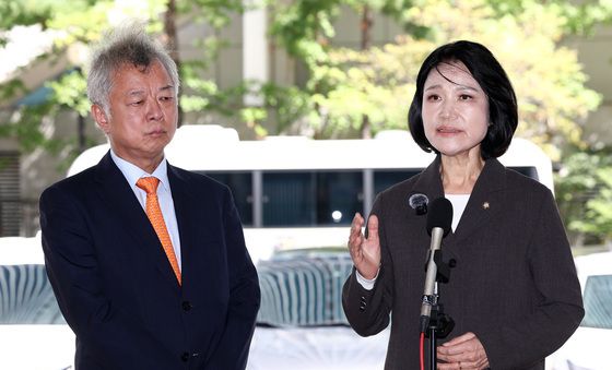 경찰 출석하며 입장 밝히는 이진숙 의원 '김민석 대표 고소'