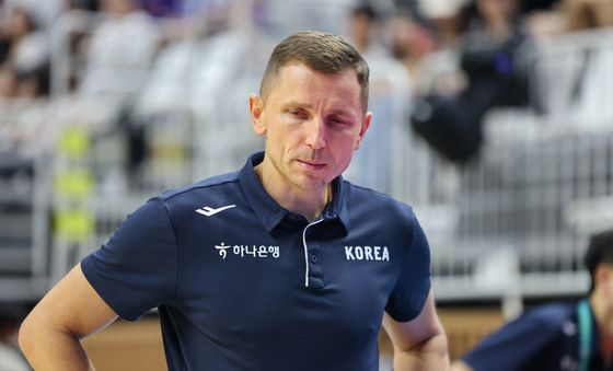 경기 지켜보는 니콜라이스 마줄스 감독