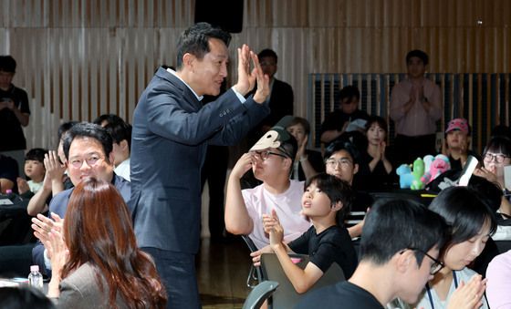 인사하는 오세훈 시장