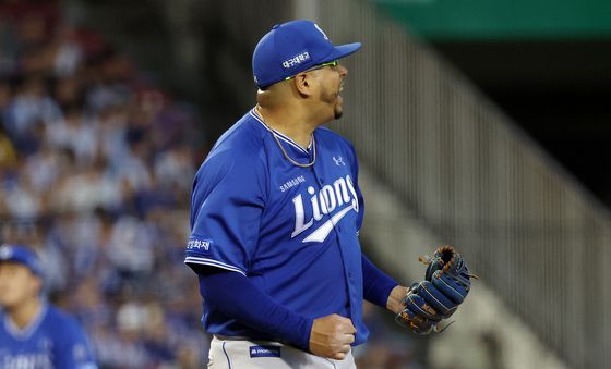 홍창기에게 볼넷 허용 후 아쉬워하는 후라도
