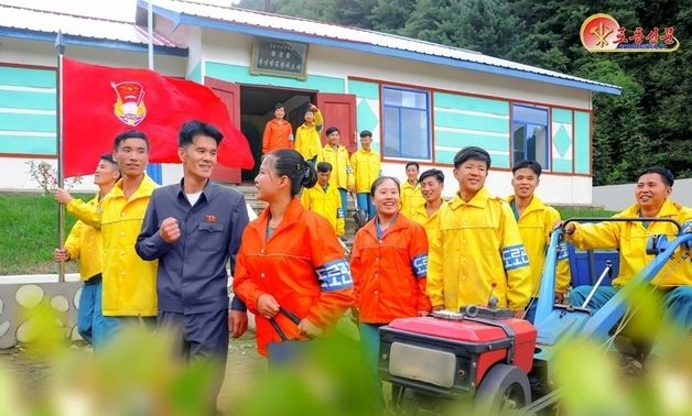 도로 관리에 나선 북한 김정숙군 청년들