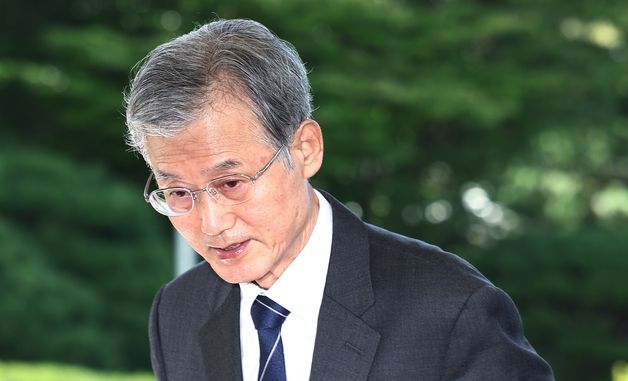 대법원 출근하는 조희대 대법원장