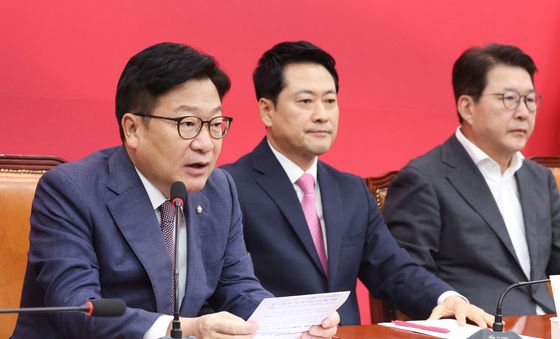원내대책회의 발언하는 정점식