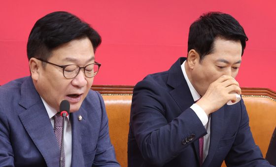 목 축이는 장동혁 대표