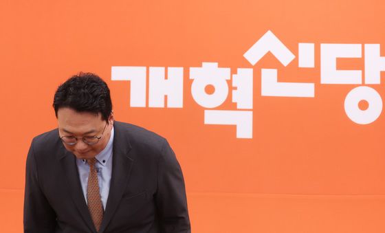 인사하는 천하람 권한대행