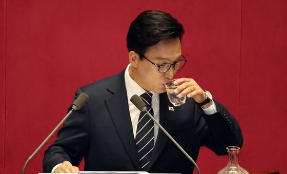 물 마시는 김민석 대표