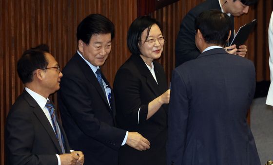 인사 나누는 한성숙 총리