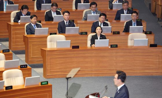 김민석 대표 교섭단체 대표연설 듣는 한성숙 총리