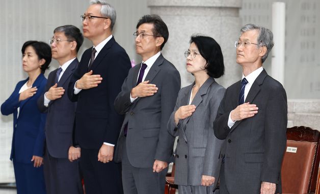 대법관들과 국민의례 하는 조희대 대법원장