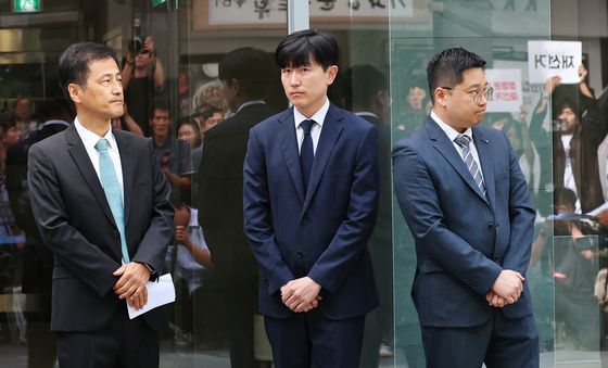 재선거 피켓 속 '선관위 특검' 현판식