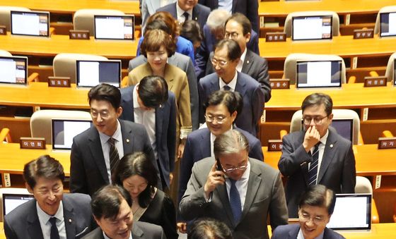 연설 마치고 인사 나누는 김민석 대표