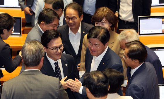 연설 마치고 인사 나누는 김민석 대표