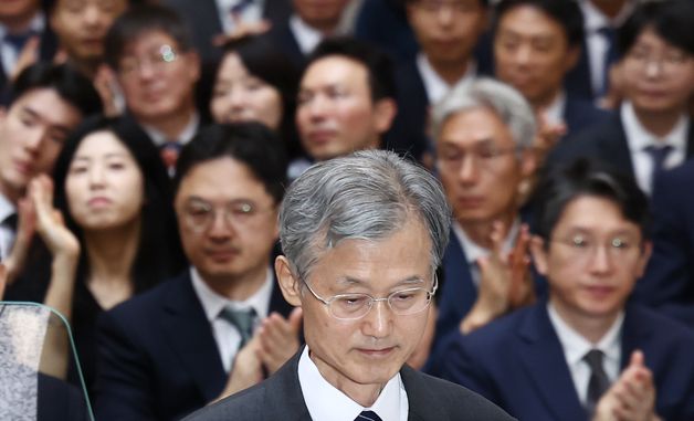 이흥구 대법관 퇴임식 참석하는 조희대 대법원장