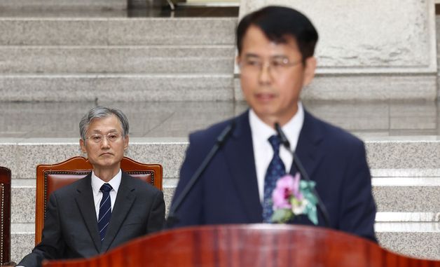 이흥구 대법관 퇴읨 소회 듣는 조희대 대법원장