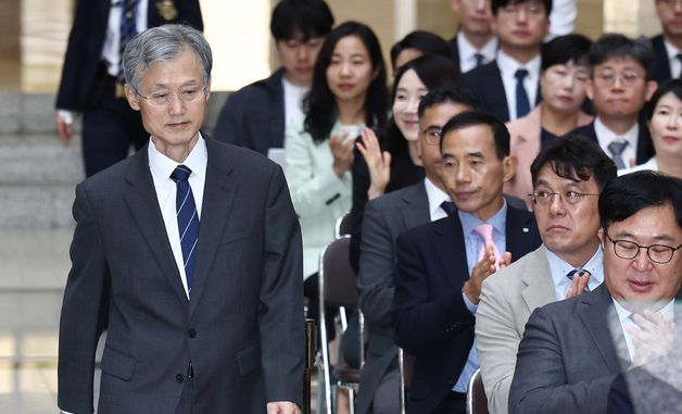 이흥구 대법관 퇴임식 입장하는 조희대 대법원장