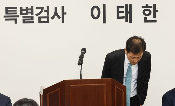 인사하는 이태한 특별검사