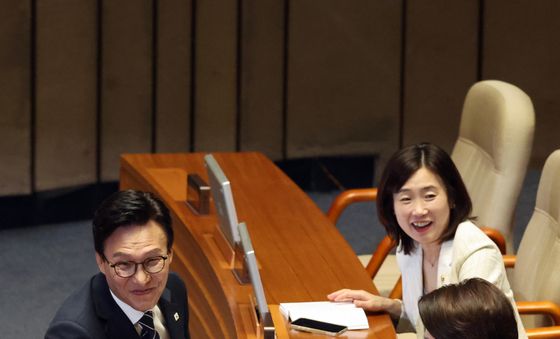 주진우 의원과 악수 나누는 김민석 대표