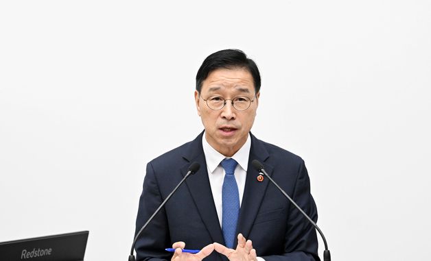 도정질문 답변하는 위성곤 제주지사