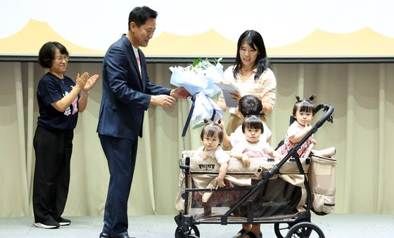 표창패 전달하는 오세훈 시장