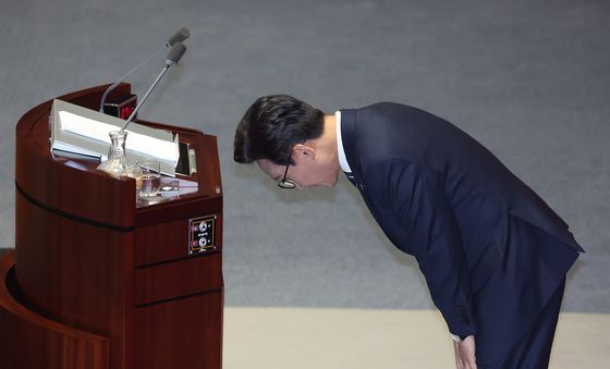 인사하는 김민석