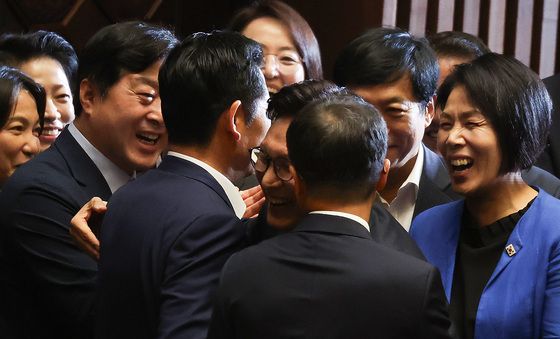 정청래와 포옹하는 김민석