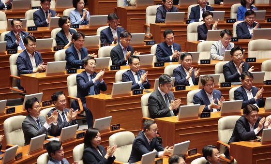 박수치는 민주당 의원들