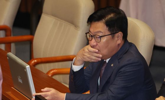 본회의 자리한 정점식 원내대표