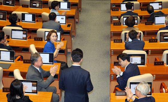 박수 받으며 단상으로 향하는 김민석 대표
