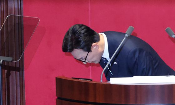 인사하는 김민석 대표