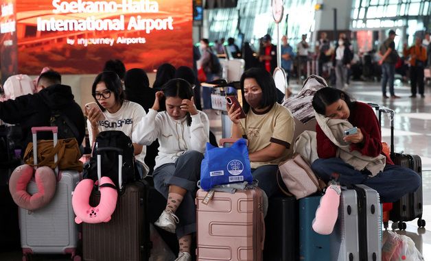 [포토] 인니 화산폭발에…공항 발 묶인 승객들