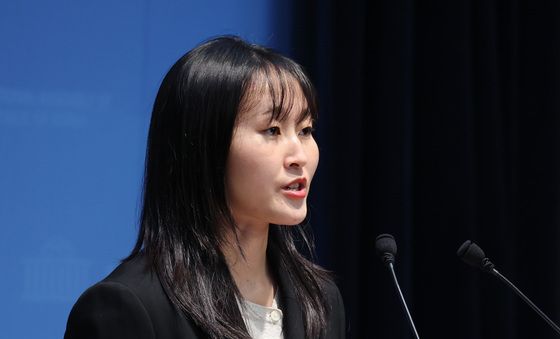 기자회견하는 노서영 기본소득당 대변인