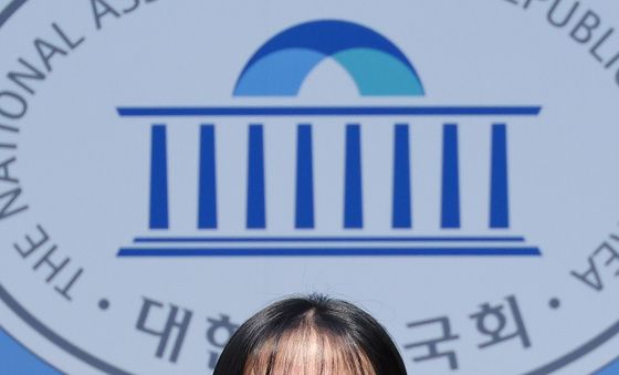 기자회견하는 노서영 대변인