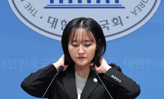 반박 기자회견 나선 노서영 기본소득당 대변인