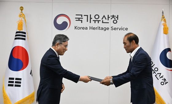 국가유산수리현장 유공자 표창장 수여하는 국가유산청장