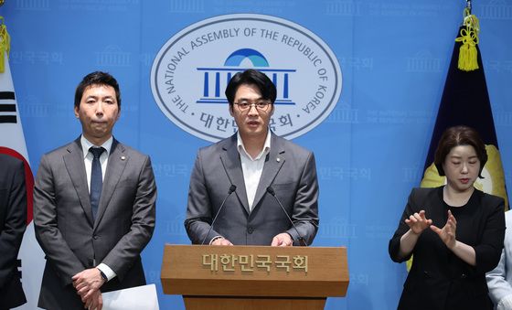기자회견하는 한준호