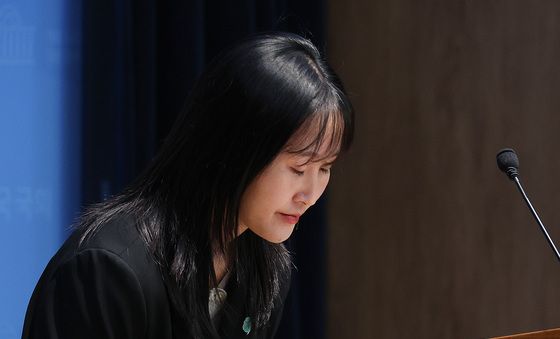 인사하는 노서영 기본소득당 대변인
