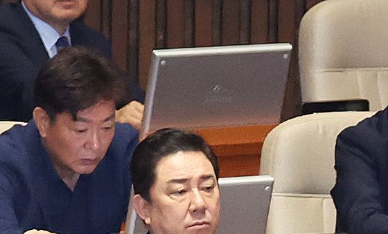 본회의장 자리한 김병기 '구속영장 청구'