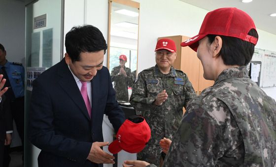 교관모 건네받는 장동혁