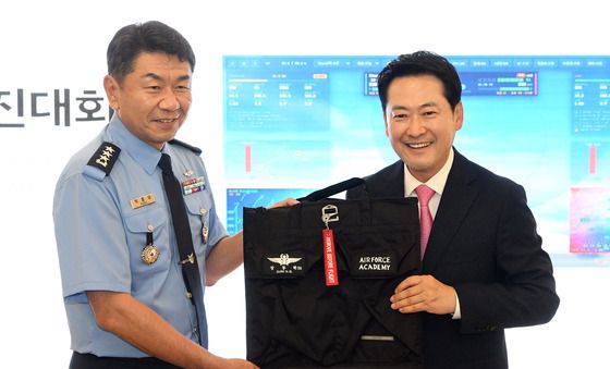헬멧백 선물받는 장동혁