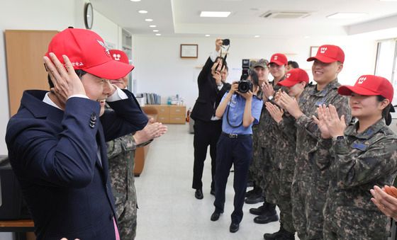 교관모 착용하는 장동혁 국민의힘 대표
