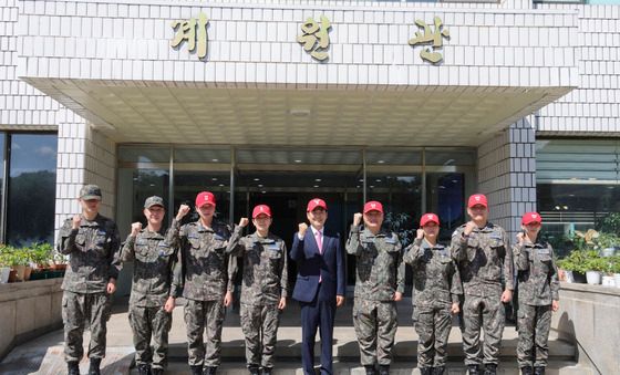 장병들과 기념 촬영하는 장동혁 대표