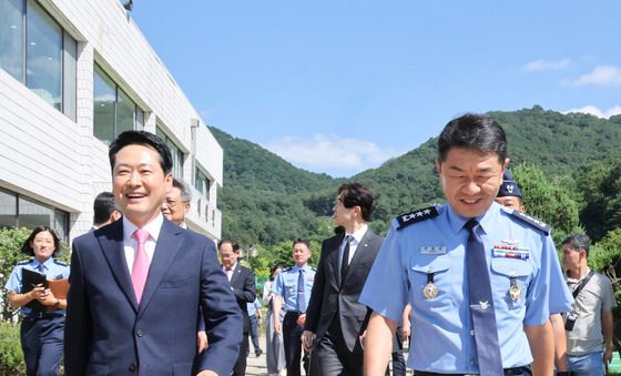 대화나누는 장동혁 국민의힘 대표