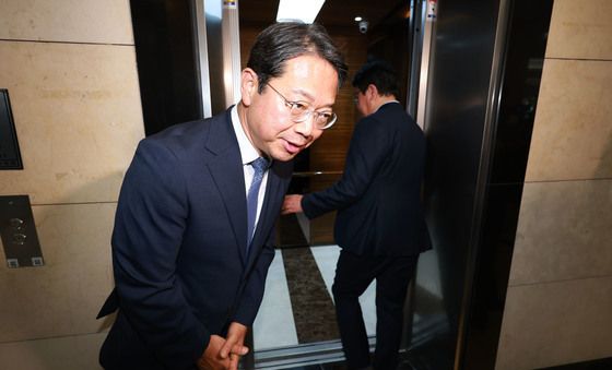 청문회 준비 사무실 출근하는 김승원 후보자