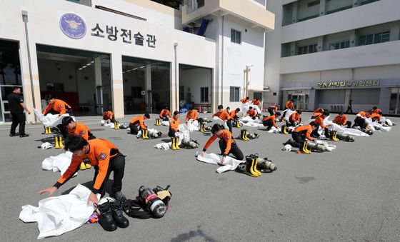 유해화학물질 대응 훈련하는 예비 소방관