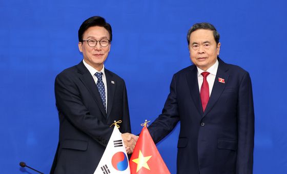 베트남 국회의장과 악수 나누는 김민석 대표