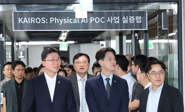 피지컬 AI  실증랩(카이로스) 현장 둘러보는 과기정통부 류제명, 중기부 노용석 차관