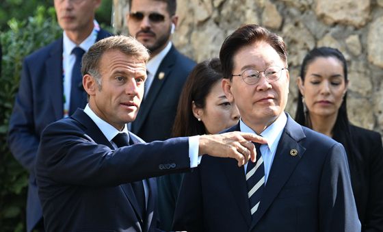 뤼미에르 서밋 개막식장 향하는 한-프랑스 정상